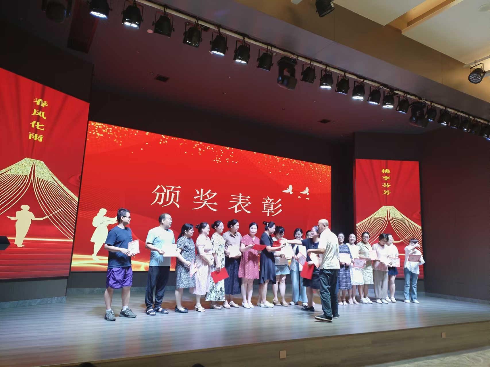 9月10日，曙光学校教师节文艺晚会在江南官方网站_江南jiangnan（中国）溢香园酒店举办